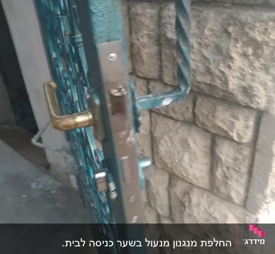 מנעול דלת מתכת עם ידית זהב
